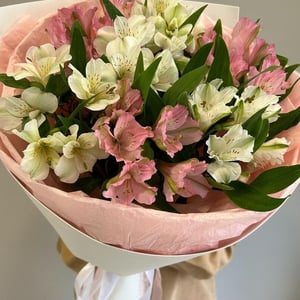 Букет нежная и стойкая альстромерия