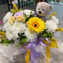 Шляпная коробка с цветами «Солнечный мишка» из хризантем и роз