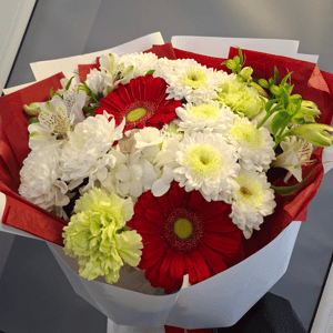 Букет «Роскошь ароматов» из хризантем и гвоздик