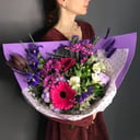 Букет «Черничные ночи» из альстромерий и ирисов