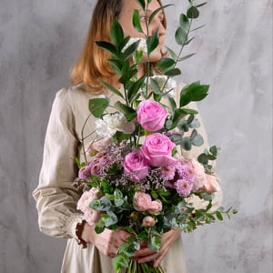 Букет нежный рассвет из Казани из роз и гвоздик