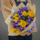 Букет «Весенний» из ирисов и экзотических цветов