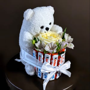 Подарочный набор с игрушкой из альстромерий и роз