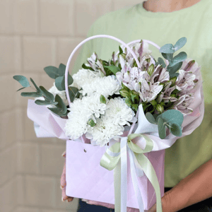 Коробка с цветами «Очарование» из хризантем и альстромерий