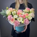 Букет "Богиня красоты" в шляпной коробке из роз и гвоздик