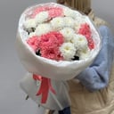 Букет из розовых и белых хризантем