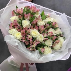 Букет «Зефир» из роз и альстромерий
