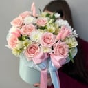 Коробка с цветами «Композиция с розами и альстромерией»