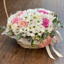 Корзина с цветами «Нежность лета» из хризантем и роз