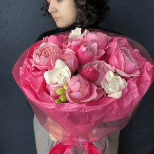 Букет «Малиновая глазурь» из роз и фрезии