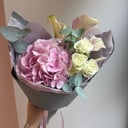 Нежный букет с гортензией и каллами