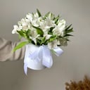 Шляпная коробка с цветами «Белая альстромерия в коробке»