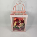 Композиция «Букет в сумочке с гирляндой» из роз и альстромерий