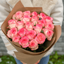 Букет «21 Розовая роза Джумилия 70см в крафте»