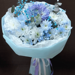 Голубое облако. Букет из хризантем