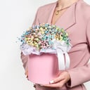 Шляпная коробка с цветами «Разноцветные гипсофилы в коробке, 5 шт»