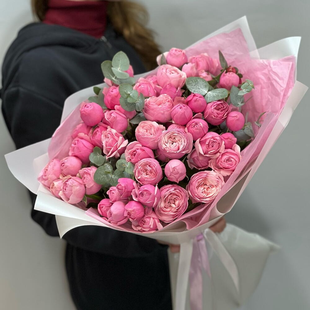 Большой букет из розовых пионовидных роз