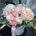 Шляпная коробка с цветами «Ранункулюсы и пион розы»