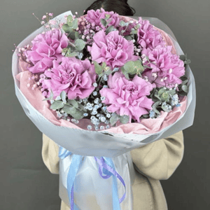 Букет фиолетовых роз с гипсофилой