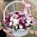 Корзинка для любимой из хризантем и роз