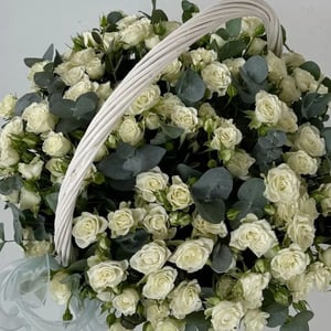 Корзина белых кустовых роз с эвкалиптом