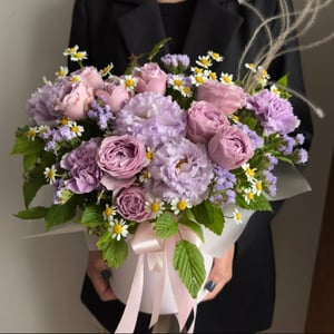 Шляпная коробка с цветами «Композиция: Розы, ромашки и эустома»