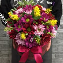 Шляпная коробка с цветами «Дивный сад» из хризантем