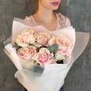 Букет «Пудровые французские розы с эвкалиптом»