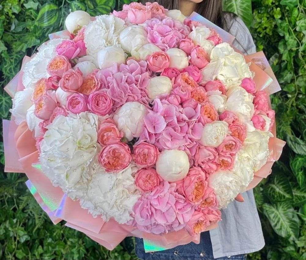 Букет «Вечная любовь» из пионов и роз