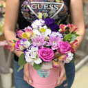 Шляпная коробка с цветами «сборная коробка» из роз и хризантем