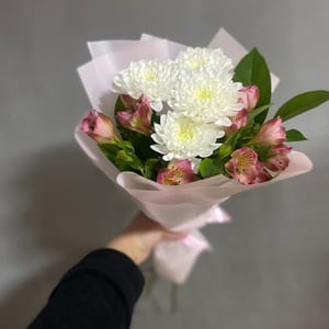 Букет «Милый подарок» из альстромерий и хризантем