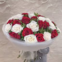 Букет из 35 красных и белых роз