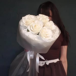Букет белых роз 5 штук