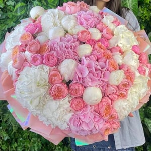 Букет «Пышный приём» из роз и пионов