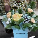 Коробка с цветами «Композиция с хвоей» из роз