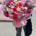 Букет «Холмс» из гвоздик и роз