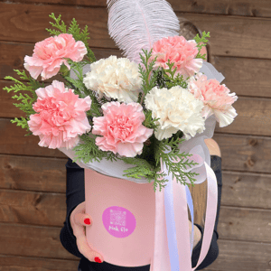 Шляпная коробка с цветами «Кружевные диантусы»