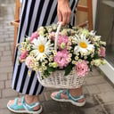 Корзина с цветами «Луговая» из ромашек и эустом