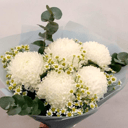 Букет из белых хризантем с матрикарией