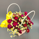 Композиция «Букет из роз и матрикарий в сумочке»