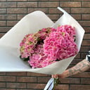 Букет с розовой гортензией