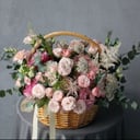 Букет с эустомой в корзине