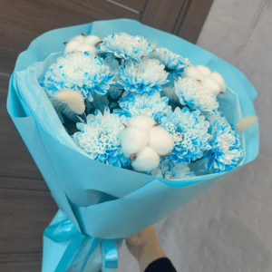 Небесно-голубой букет из хризантем