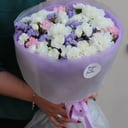 Букет с белыми диантусами и статицей из гвоздик