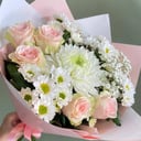 Букет с розами и ароматными сантини