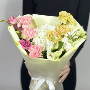 Букет «Тайная мечта» из гвоздик и эустом