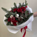 Букет из нобилиса, красных роз и хлопка