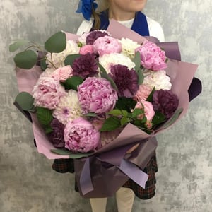 Букет Георгин, Пионов и Диантуса из экзотических цветов и гвоздик