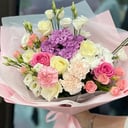 Сборный букет из эустом и роз