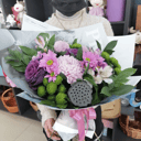 Букет «В центре внимания» из хризантем и альстромерий